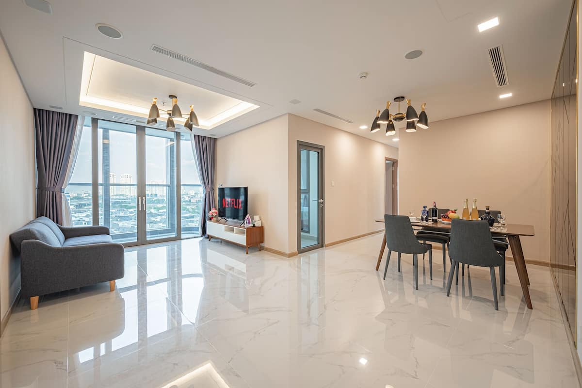 Apartamento superior, 4 quartos | Área de estar | Smart TV 43 polegadas com canais a cabo, TV