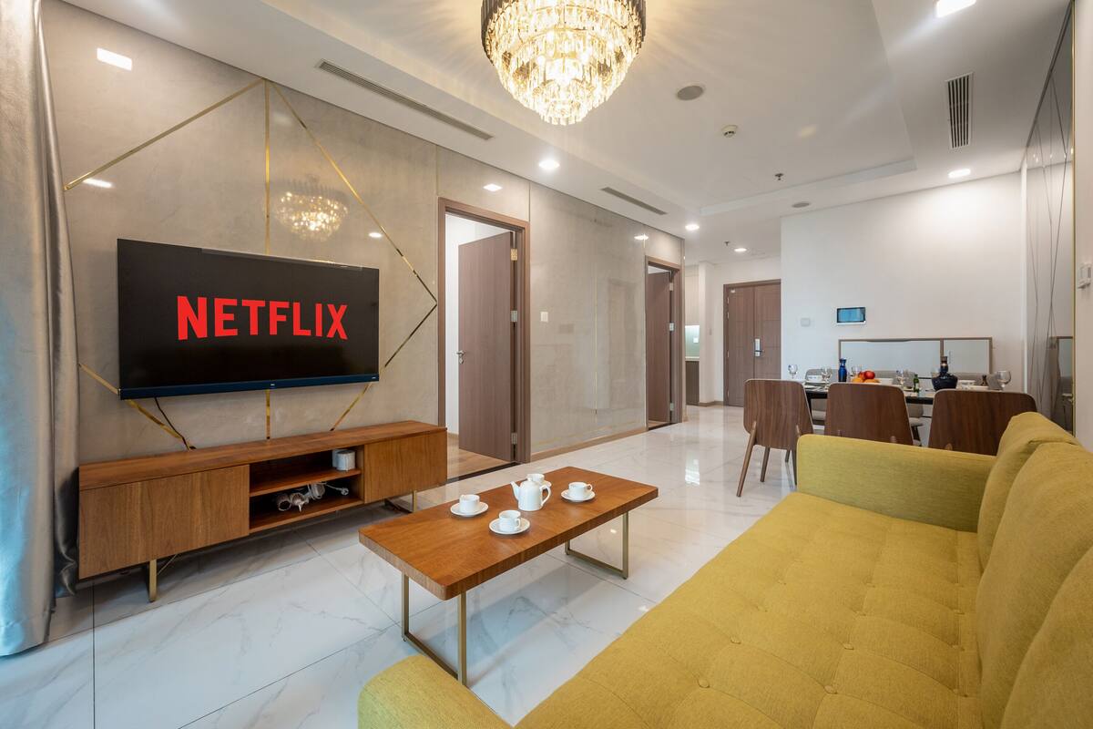 Apartamento urbano, 2 quartos | Área de estar | Smart TV 43 polegadas com canais a cabo, TV