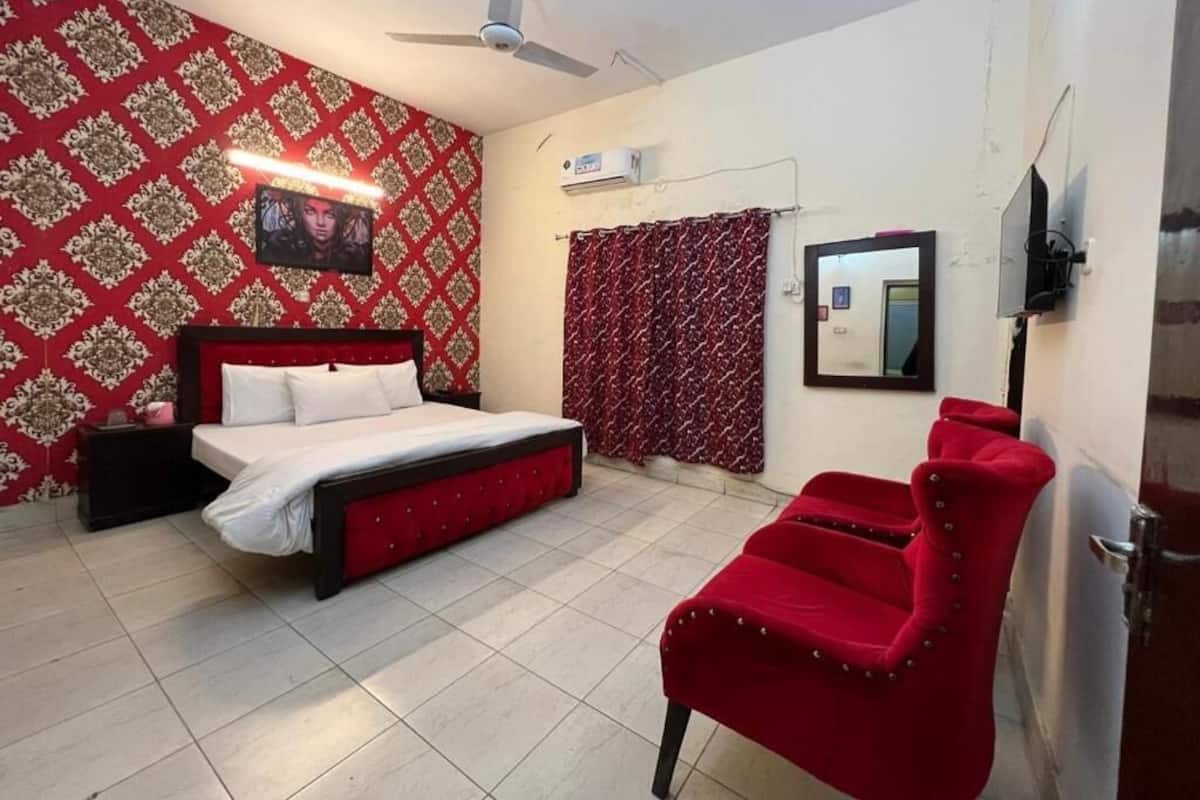 Deluxe Double Room | Iron/ironing board, free WiFi, bed sheets