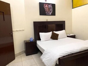 Habitación Deluxe doble | Tabla de planchar con plancha, wifi gratis, ropa de cama