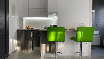 Fridge, oven, stovetop, coffee/tea maker