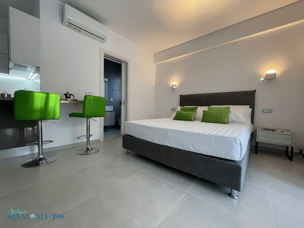 1 habitación, tabla de planchar con plancha y cuna de viaje 