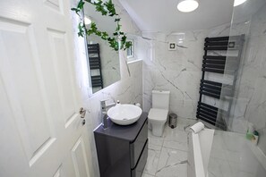 Casa Comfort | Bagno | Set di cortesia gratuito, asciugamani, sapone, shampoo