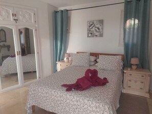 3 chambres, bureau, fer et planche à repasser, accès au Wi-Fi (inclus)