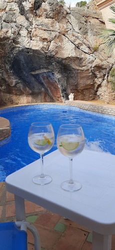 Luxury 3 BD mountainside villa, spectacular sunsets.