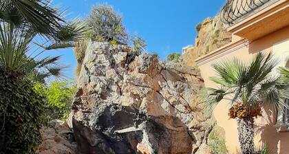 Luxury 3 BD mountainside villa, spectacular sunsets.