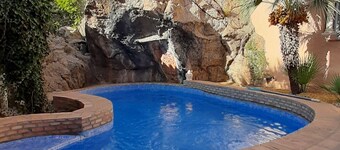 Luxury 3 BD mountainside villa, spectacular sunsets.