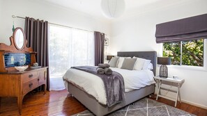 4 slaapkamers, een strijkplank/strijkijzer, reisbedje, gratis wifi