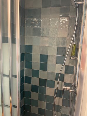 Hair dryer, soap, toilet paper - Studio and guest room for 4 people with private pool (Bormes-les-Mimosas)
