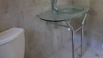 Douche, serviettes fournies, savon