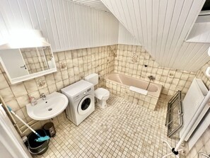 Shower, hair dryer, towels, soap - 2-etagen-wohnung für 15 Gäste (Barwedel)