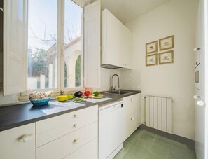 Kühlschrank, Mikrowelle, Ofen, Geschirrspüler