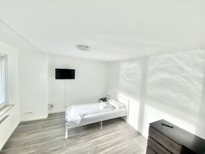 2 bedrooms, bed sheets - Company apartment for 4 in a top location with parking spaces (Wolfsburg)