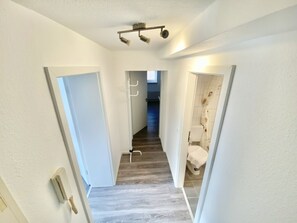 Shower, hair dryer, towels, soap - Company apartment for 4 in a top location with parking spaces (Wolfsburg)