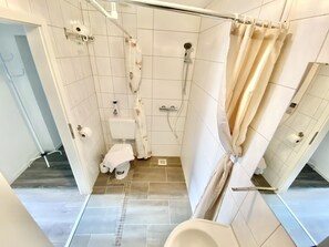 Ducha, secador de pelo, toallas, jabón