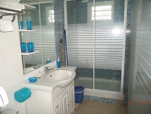Dusche, Haartrockner, Handtücher