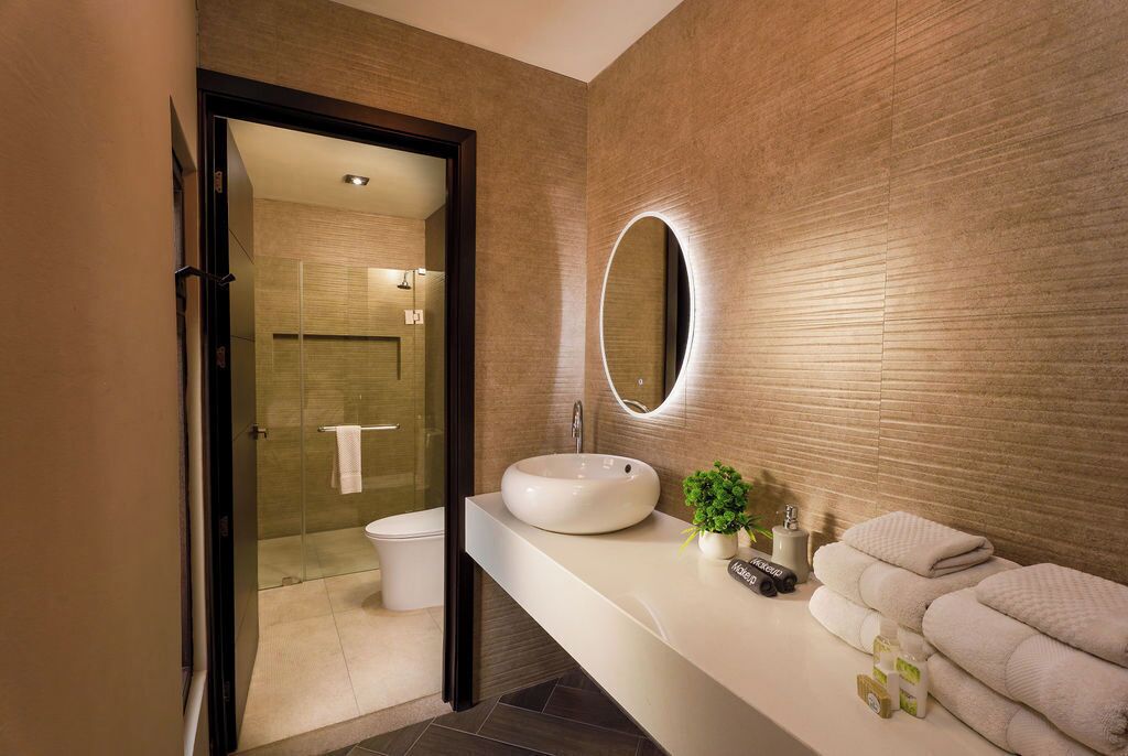 Basic Double Room | Bathroom | Rainfall showerhead, towels
