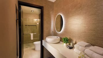 Basic Double Room | Bathroom | Rainfall showerhead, towels