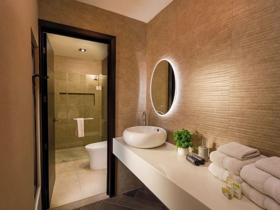 Basic-Doppelzimmer | Badezimmer | Regendusche, Handtücher