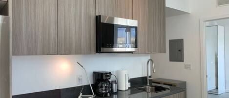 ثلاجة، ميكروويف، فرن، موقد طهي مسطح