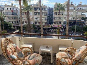 Full-sized fridge, microwave, oven, stovetop