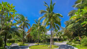 6 outdoor pools