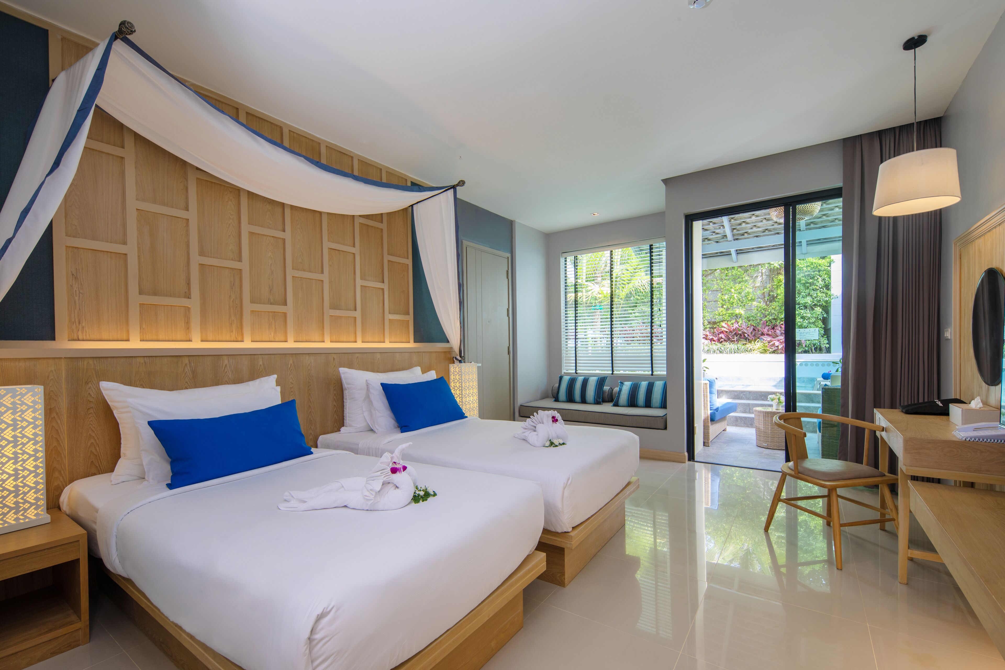 Standaard villa | Een minibar met enkele gratis items, een bureau, gratis wifi