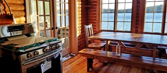 Cozy Log Lodge w/firepit on Bottle Lake,super close to ATV roads, fishing,hiking