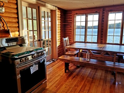 Cozy Log Lodge w/firepit on Bottle Lake,super close to ATV roads, fishing,hiking