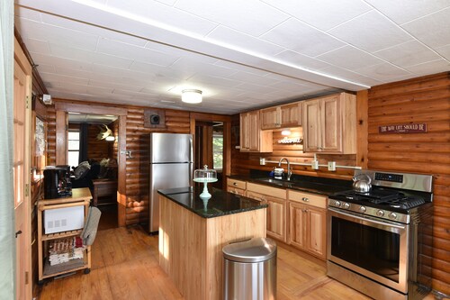 Cozy Log Lodge w/firepit on Bottle Lake,super close to ATV roads, fishing,hiking