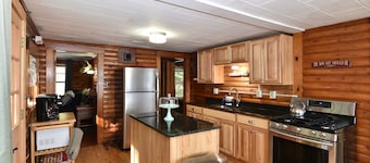 Cozy Log Lodge w/firepit on Bottle Lake,super close to ATV roads, fishing,hiking