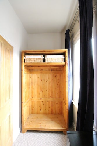 Spacious 4 Bed House, Ideally lo