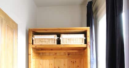 Spacious 4 Bed House, Ideally lo