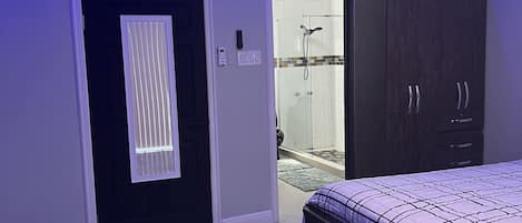2 slaapkamers, een bureau, een strijkplank/strijkijzer, wifi