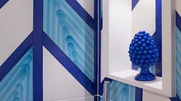 Een douche, een haardroger, een bidet, handdoeken