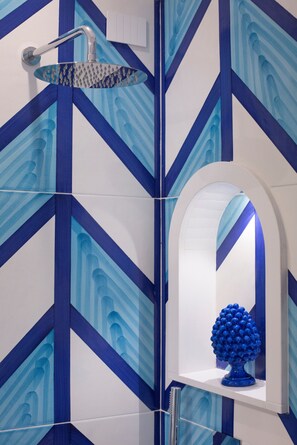 Een douche, een haardroger, een bidet, handdoeken