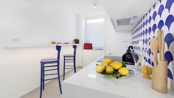 Een koelkast, een magnetron, een koffiezetapparaat/waterkoker