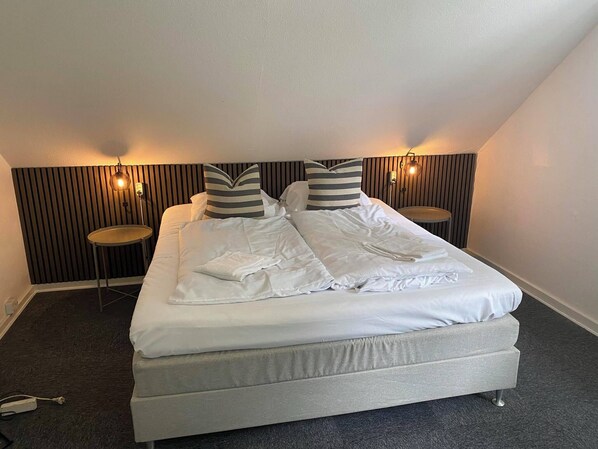 مساحة عمل للكمبيوتر المحمول وستائر تعتيم ومكواة/لوح كي وواي فاي مجانًا