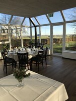 基础双人房 | 起居区 | 50-英寸纯平电视（配备数码频道）、电视、打印机