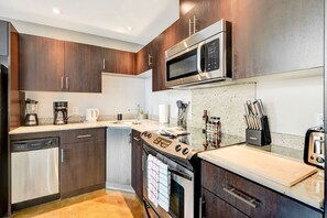 Réfrigérateur, four à micro-ondes, un four, surface de cuisson