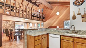 A kitchen with wooden cabinets, granite countertops, and a built-in dishwasher. - Snowcreek 91: Nice, Dog Friendly, Close to Red Lin (Mammoth Lakes)