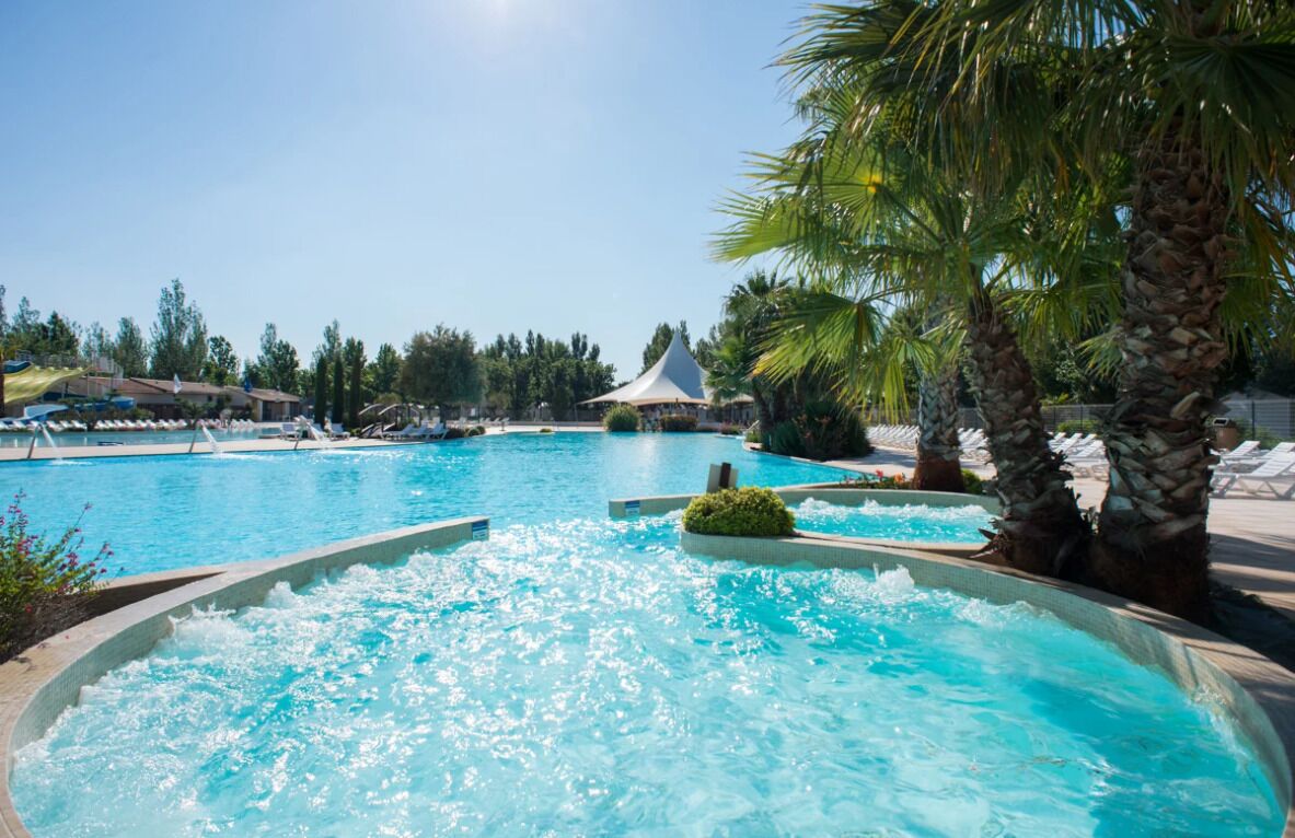 Alberca al aire libre y alberca climatizada