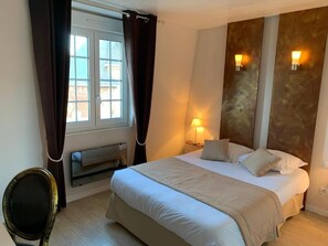 Een minibar, een kluis op de kamer, een laptopwerkplek, reisbedje