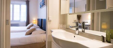 Tremannsrom, sjøutsikt | Minibar, safe på rommet, skrivebord for bærbar PC og reiseseng for barn