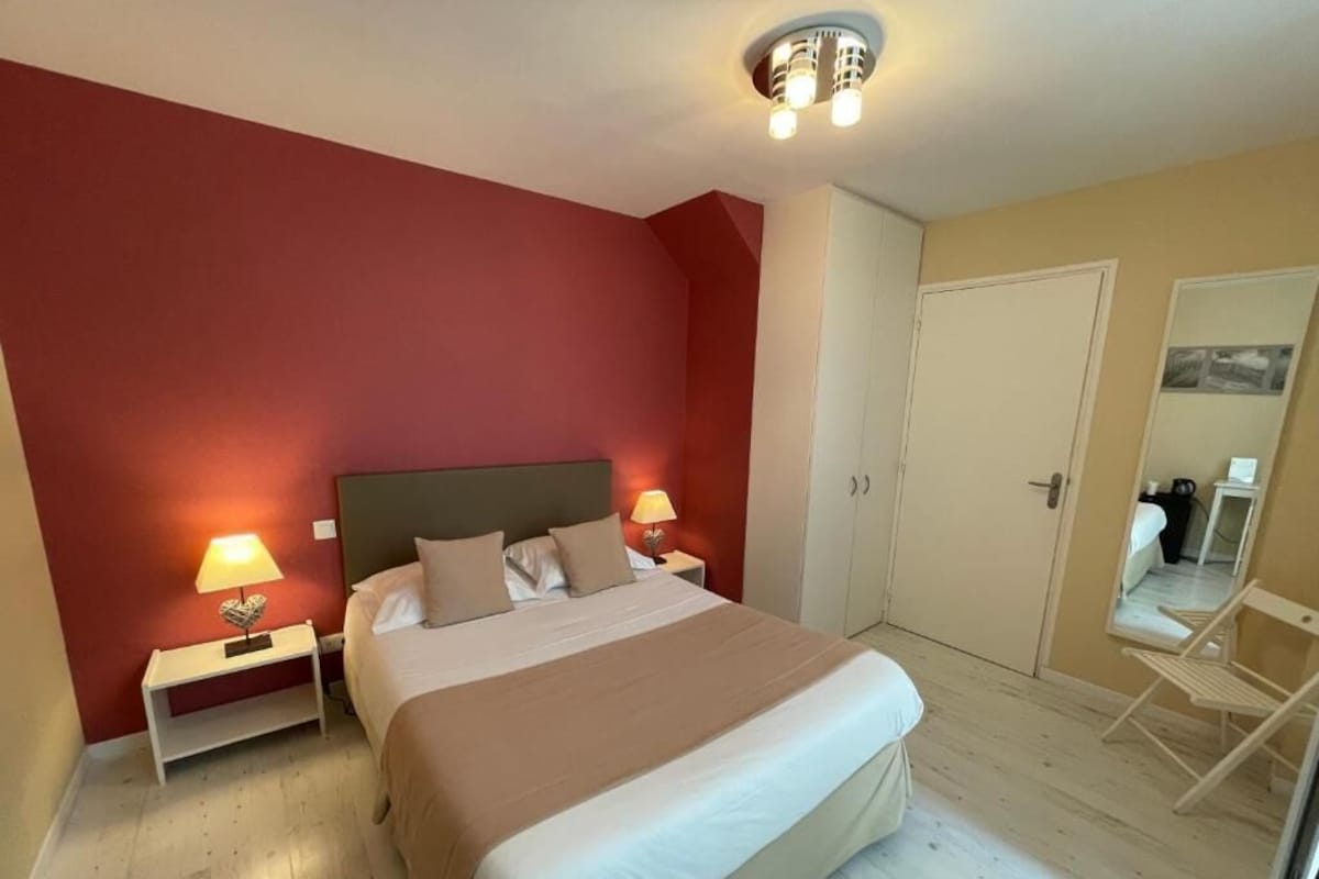 Minibar, in-room safe, laptop workspace, travel crib