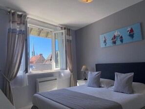 Minibar, in-room safe, laptop workspace, travel crib - Hôtel de la Plage (Houlgate)