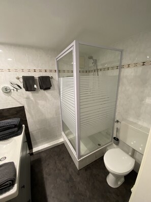 Shower, hair dryer, towels, soap - 🌊 Oceanblue: Maisonette apartment with side sea view (Laboe)