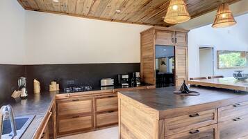 KjĂžleskap, mikrobĂžlgeovn, ovn og kokeplater