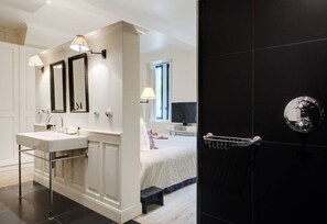 4 bedrooms, desk, iron/ironing board, free WiFi