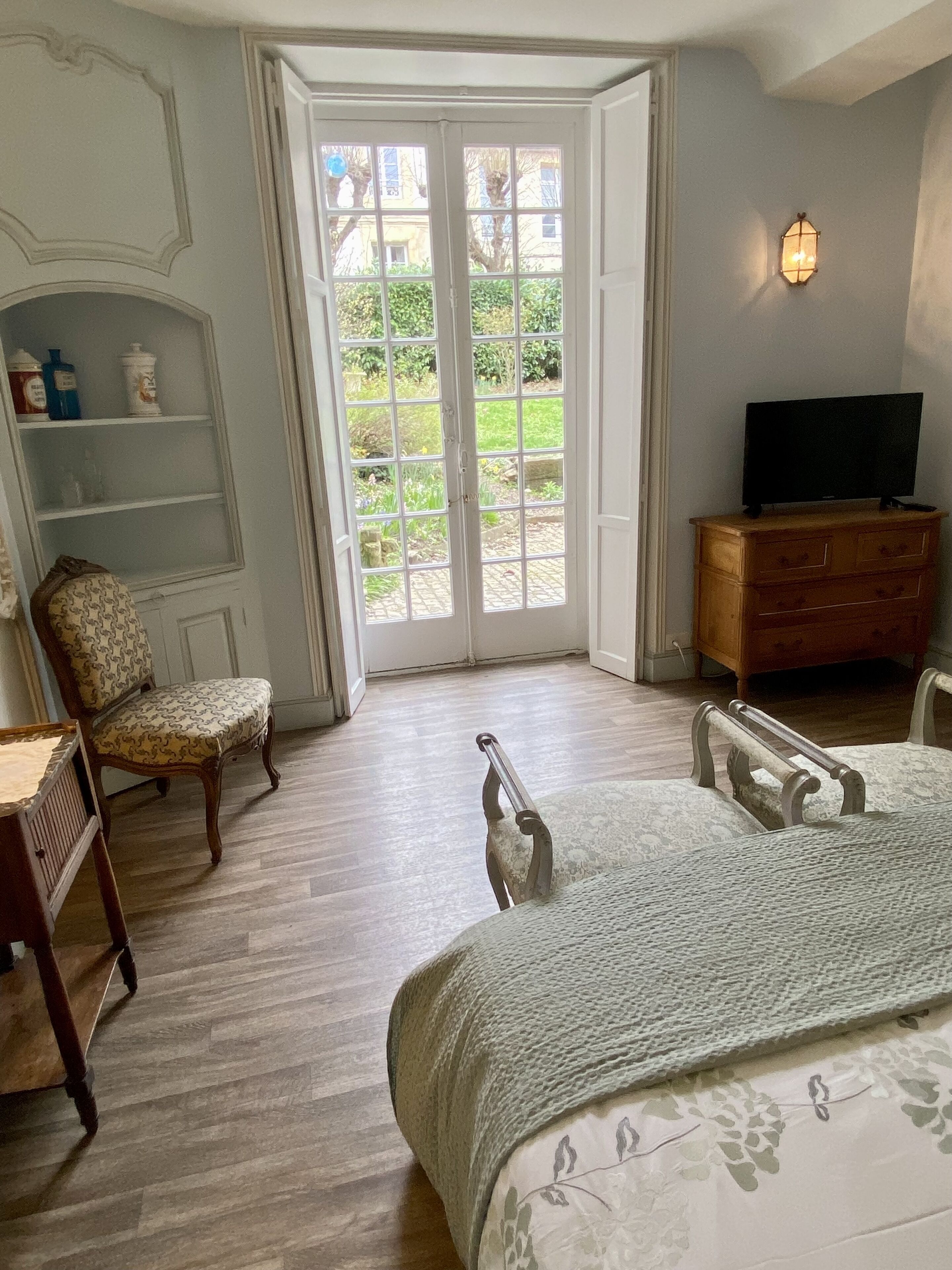 Porte -fenêtre accédant au jardin et terrasse,
télévision